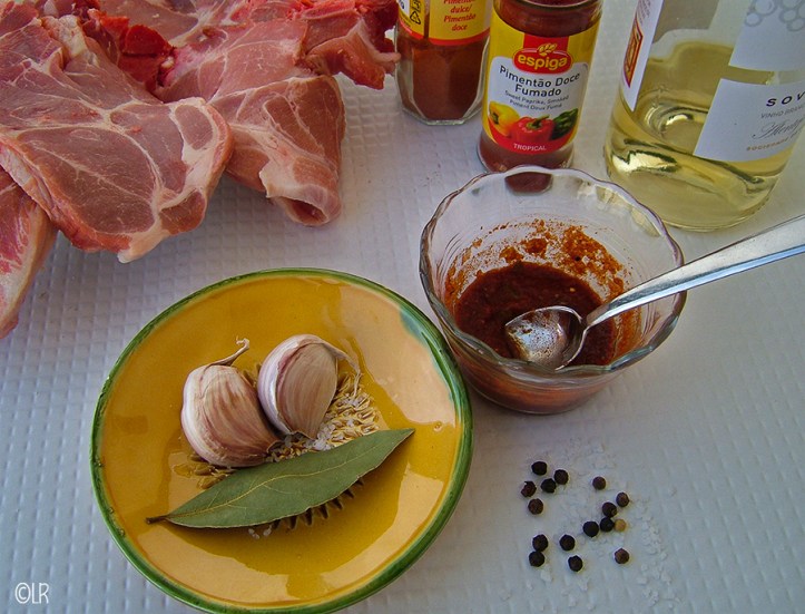 Knoflook, laurier, peper en zout en een schaaltje met een mix van paprika poeder en witte wijn om karbonaadjes mee te marineren.