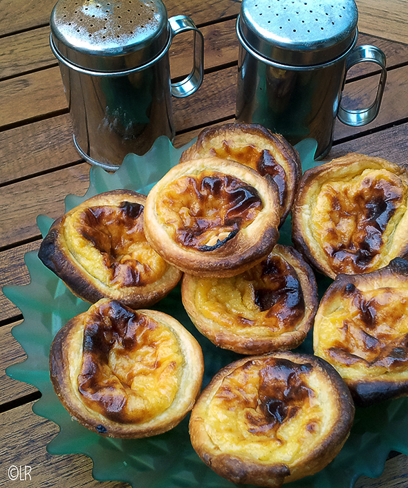 Zin in vakantie bij deze schaal vol 'guilty pleasures' Een schaal vol kleine roomgebakjes uit Portugal met strooibusjes voor kaneel en poedersuiker