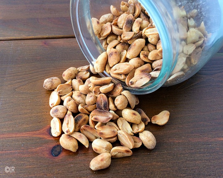 Pot met dubbel geroosterde nootjes. De kleur is donkerder dan de originele pinda's en de smaak ik totaal anders geworden.