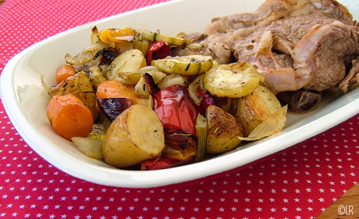 Schotel met gegrilde kalfskotelet en groenten uit de oven
