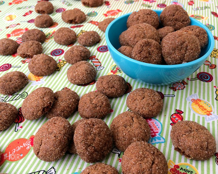 Heerlijk knapperige kruidnootjes, makkelijk om te maken, ook samen met de kinderen Schaaltje lekker knapperige kruidnootjes.