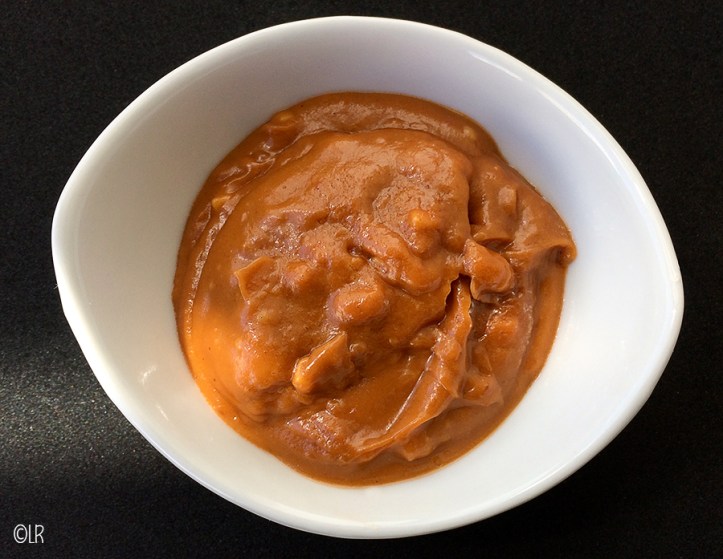 Schaaltje pindasaus met stukjes noot. De lekkerste satésaus!