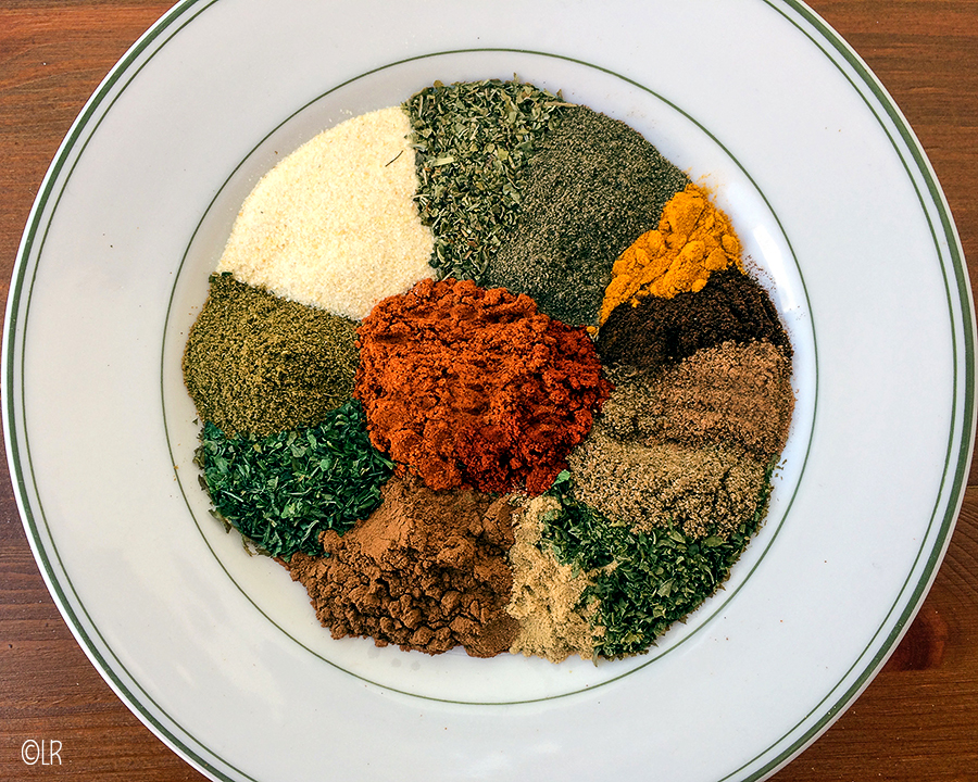 Een bord met alle kruiden en specerijen voor een goede shoarma.