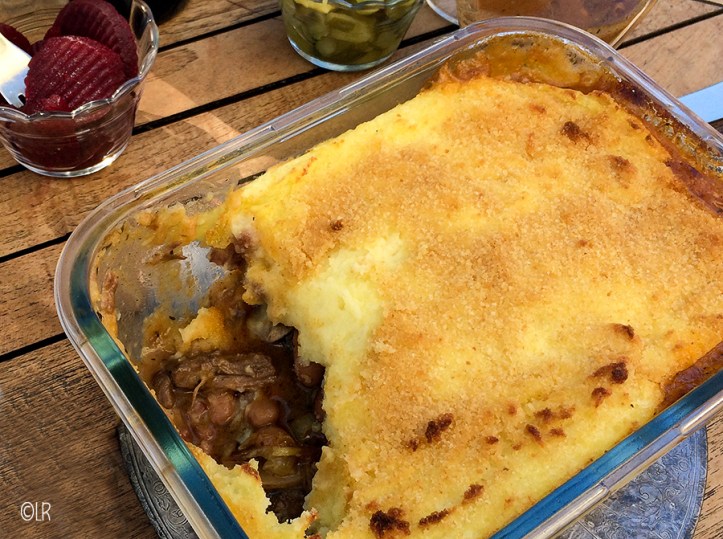 Verrukkelijke bonenschotel met mals gestoofd rundvlees op de bodem Ovenschotel met een goudbruin korstje. Onder deze korst stoofvlees, bruine bonen, uien en aardappelpuree