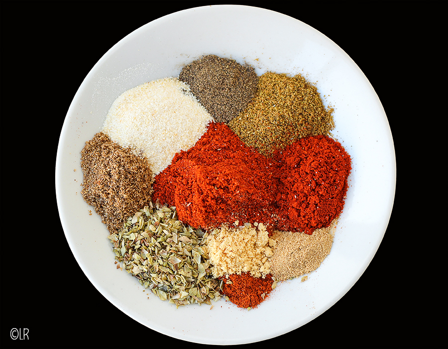 Schaaltje met de ingrediënten van de chili con carne kruidenmix.