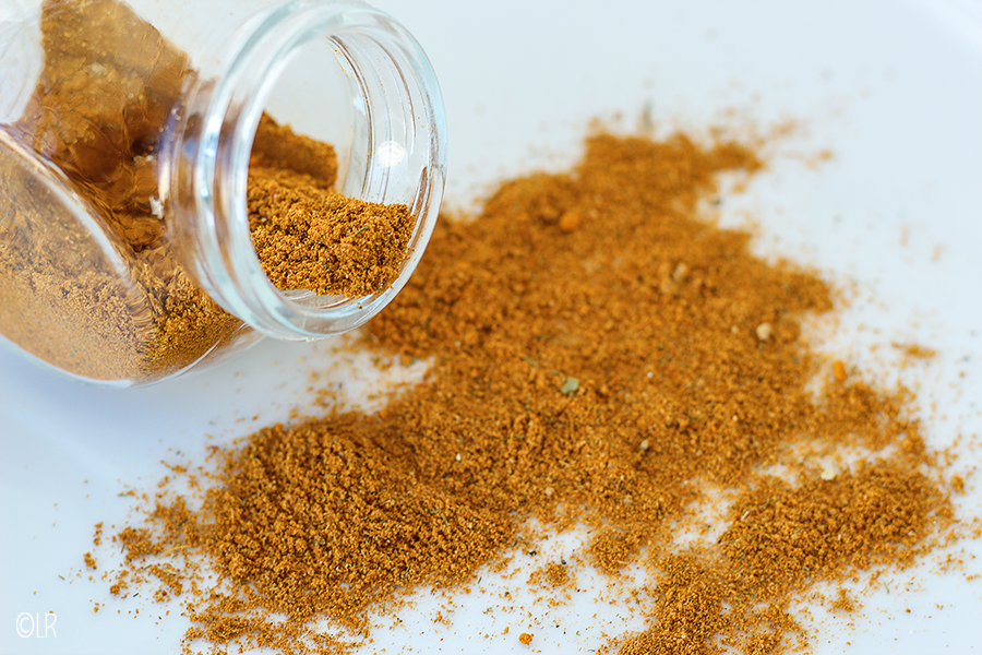 Glazen pot met geurig Javaans kruidenmengsel.