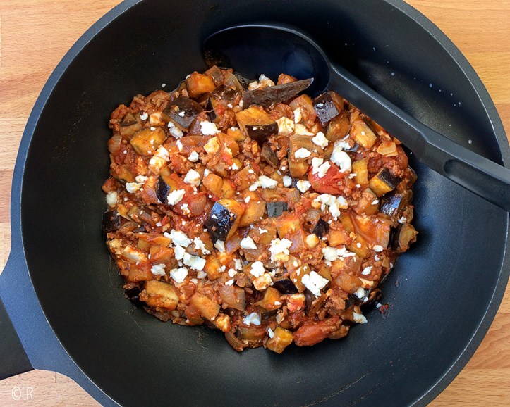 Koolhydraatarm op de authentieke moussaka geïnspireerde schotel van aubergines, tomaat en gehakt. Wok met op de traditionele moussaka geïnspireerde schotel van aubergines, tomaten en gehakt.