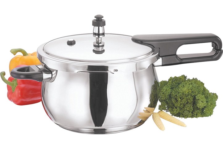 Snelkookpan of hogedrukpan met een rode en gele paprika en wat broccoli.