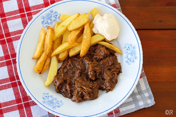 Bordje met de Vlaamse klassieker: stoofvlees, friet en mayo