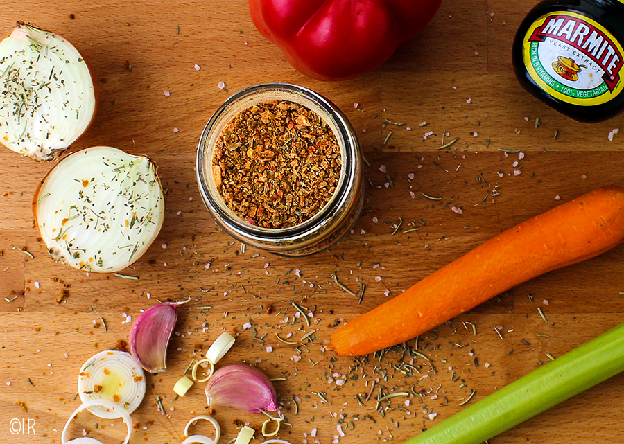 Tussen de verse ingrediënten en de Marmite staat een volle pot met eigengemaakte groentebouillonpoeder.