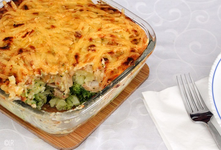 Ovenschotel zoals vroeger met broccoli, gerookte kip en aardappelschijfjes overgoten met een alternatieve 'aardappel anders' saus.