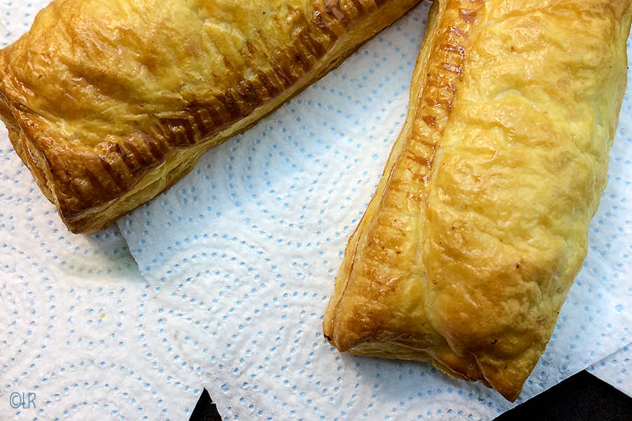 2 goudgele saucijzenbroodjes gevuld met lekker gekruid gehakt.