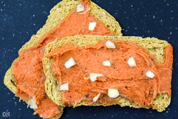 Nu ook in het buitenland je eigen filet americain maken - geen kunst aan! Twee toastjes met filet americain en uitjes