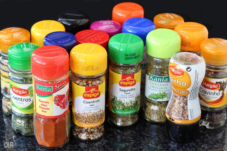 Hoe heet dat hier? Allerhande kruiden en specerijen met hun Portugese naam. Diverse Portugese kruidenpotjes op een rij.