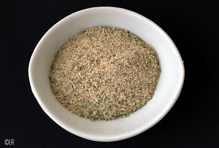 Schaaltje zelf samengestelde viskruiden.