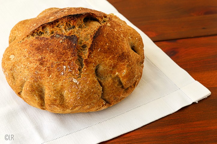 Brood dat zichzelf kneed, dat je bakt in een braadpan in de oven, dat super knapperig op tafel komt.... een ware traktatie! Knapperig bruin brood gebakken in een braadpan in de oven, zonder gekneed te zijn.