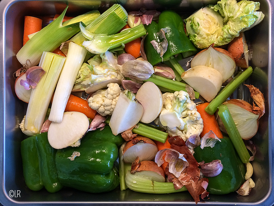 Een ovenslee vol verse groenten die de basis gaan vormen voor de lekkerste groentebouillon.