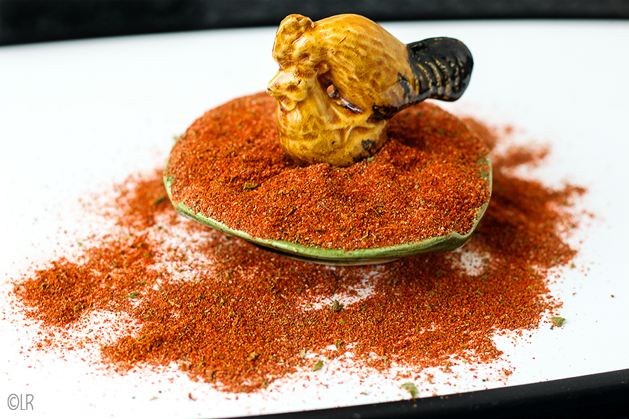 Nou zo pittig is die kruidenmix nu ook weer niet! Grappig oud schoteltje met 2 kippen omringd door kipkruiden.