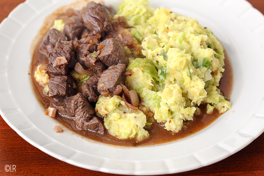 Heerlijk bordje koolhydraatarme spruitjesstamppot met rundvlees en jus.