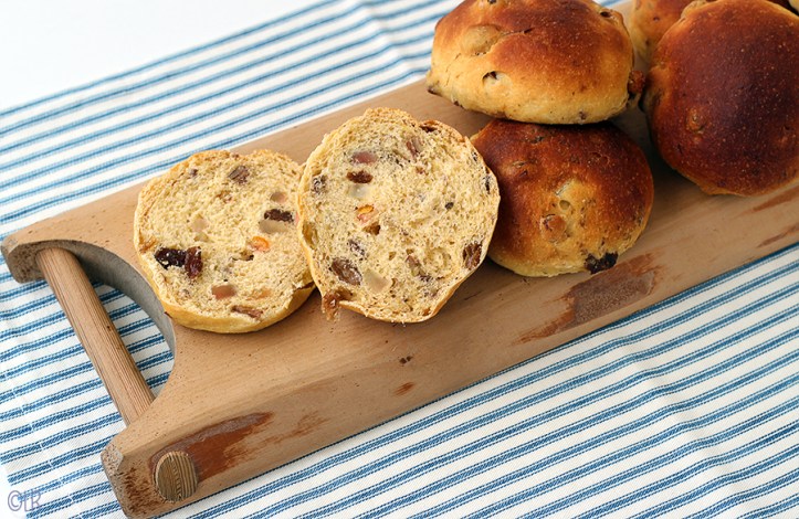 In het kader van zoete broodjes bakken, vandaag maïsbolletjes met vruchtjes en noten. Plank vol heerlijke zoete maïsbroodjes.