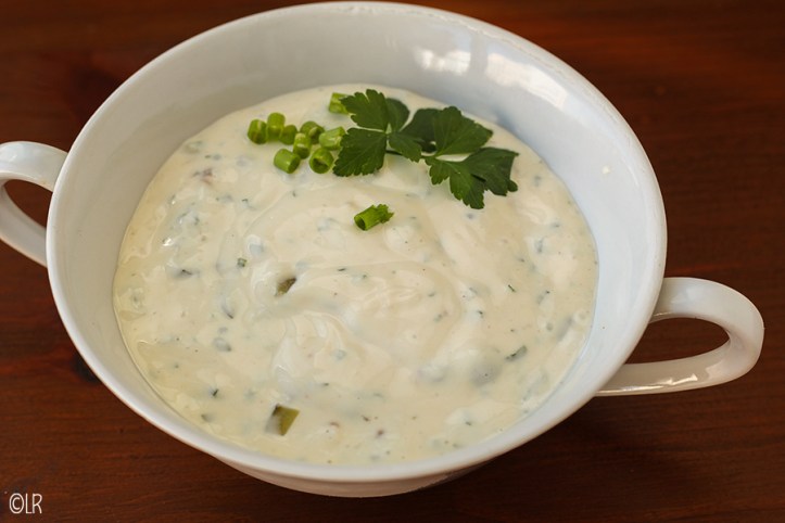 schaaltje eigengemaakt fris-zure remouladesaus.