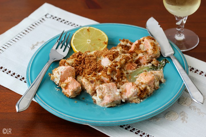 Verrassende combinatie van witlof met zalm, een zachte kaassaus en knapperig paneermeel van geroosterd brood.