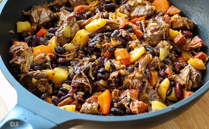 Zo lekker had je het soepvlees van gisteren nog nooit; in een eenpansgerecht met donkere bonen en groenten. In de wok een heerlijk eenpansgerecht van donkere bonen met gaar soepvlees en groenten.