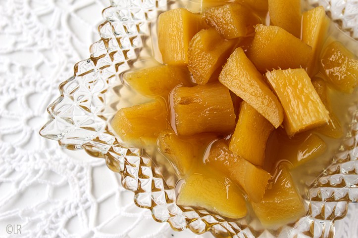 Super lekker, zoet met flink wat pit, deze zelfgemaakte stemgember. Schaaltje eigengemaakte stemgember. Dit is gemberwortel gekookt in zoet water.