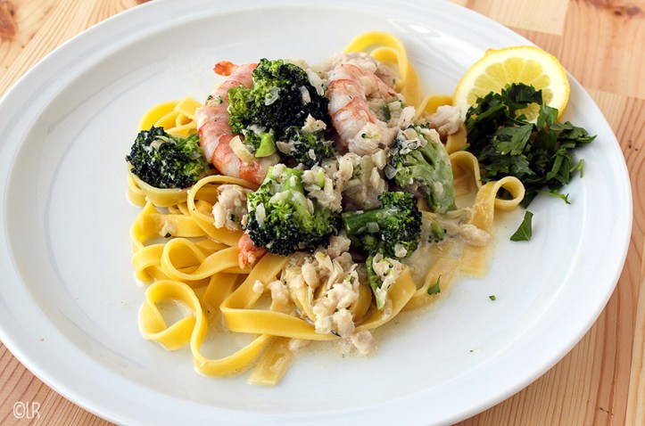 Tagliatelle met een saus van witte vis, broccoli en garnalen. Lekker met eigengemaakte kruidenkaas.