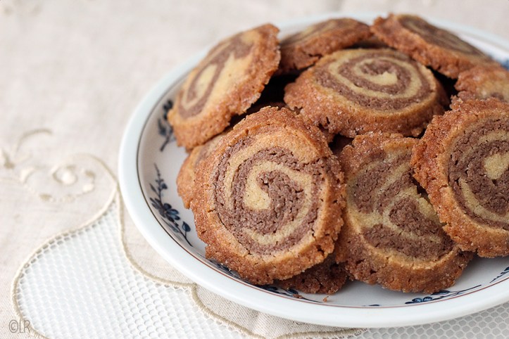 Schaaltje gemarmerde koekjes in twee smaken, ze happen zo heerlijk weg.