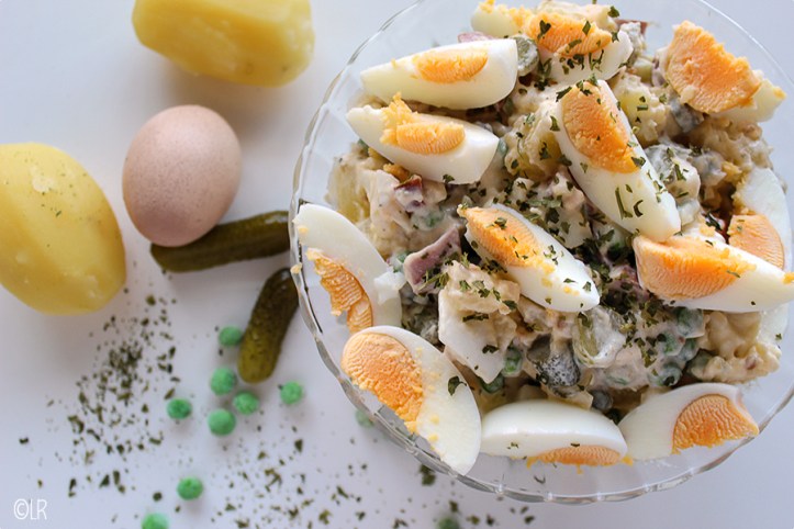 Heerlijk fris-zure aardappelsalade, snel gemaakt en lekker bij de barbecue of als lunch. Heerlijk fris-zure aardappelsalade, snel gemaakt en lekker bij de barbecue of als lunch.
