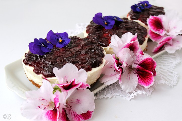 Taart zonder bakken, drie minitaartjes op een rij gedecoreerd met bloemen uit de tuin. Drie minitaartjes op een rij gedecoreerd met bloemen uit de tuin.