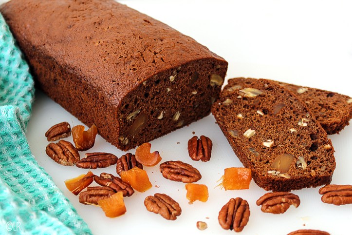 Rijkgevulde koek met eigengemaakte stemgember en pecannoten. Rijkgevulde koek met eigengemaakte stemgember en pecannoten.