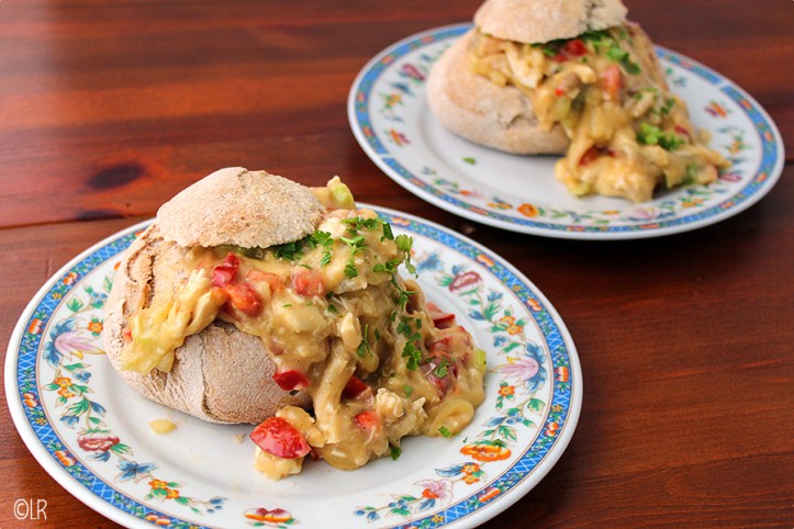 Rijkgevuld broodje met kippenragout met kerrie en veel verse groenten.