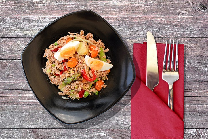 Salade van tonijn met heel veel verse groenten en aardappeltjes.