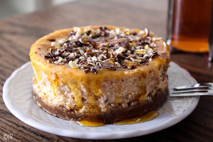 In de oven gebakken cheesecake met eigengemaakte karamelsaus en chocoladerasp.