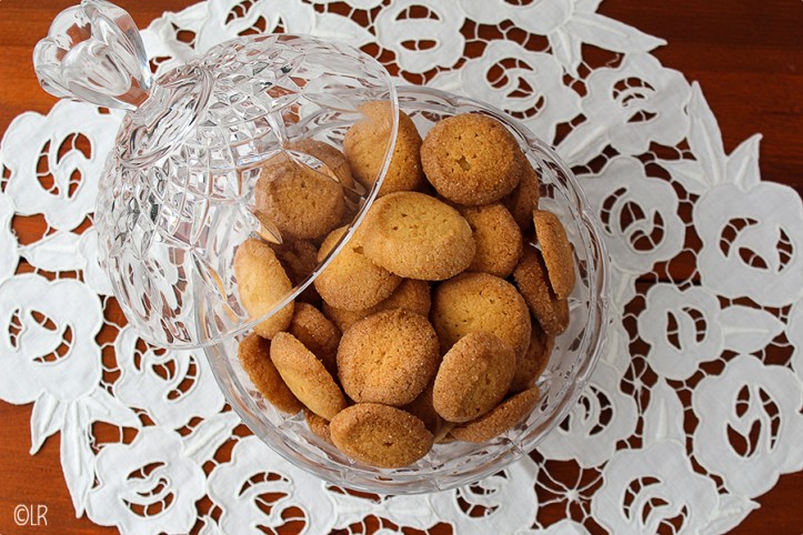 De kristallen koekjesschaal van mijn schoonmoeder vol met ouderwetse roomboterkoekjes.