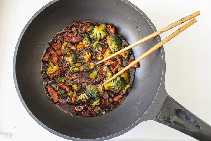 Wok met runderreepjes en broccoli in ketjap saus. Wok met runderreepjes en broccoli in ketjap saus.
