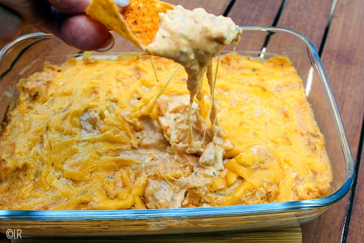 Heerlijke dip met veel kip en kaas, lekker met taco-chips maar ook met bleekselderij.