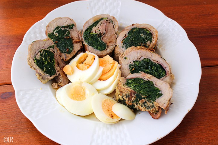 Met spinazie gevulde schnitzels met een hard gekookt eitje. Met spinazie gevulde schnitzels met een hard gekookt eitje.