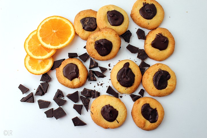 Heerlijk zachte marmeladekoekjes met een knapperig hart van donkere chocolade. Heerlijk zachte marmeladekoekjes met een knapperig hart van donkere chocolade.