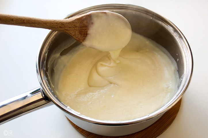 Mooie gladde bechamelsaus op basis van een roux met melk.