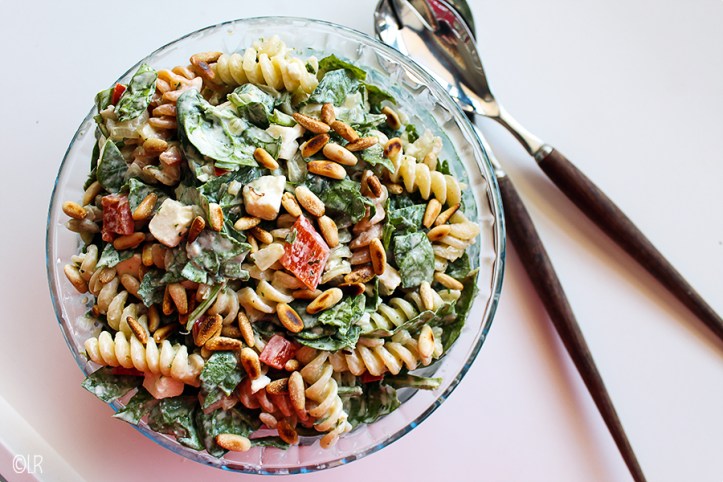 Salade van pasta met spinazie, paprika, feta en pijnboompitten.