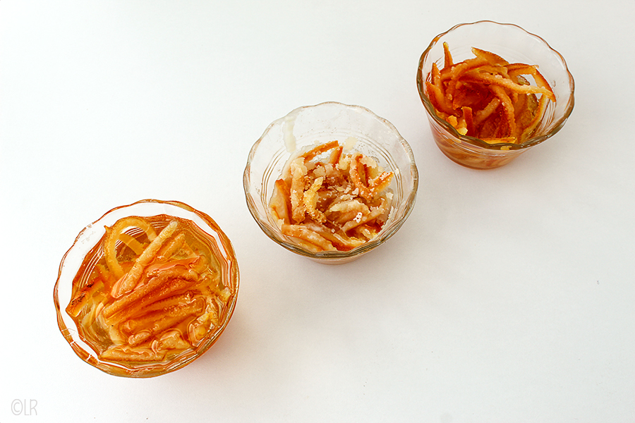 Gekonfijte sinaasappelschil gemaakt met 3 verschillende recepten.