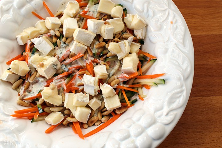 Heerlijk frisse salade zonder sla, maar wel met wortel en komkommer.