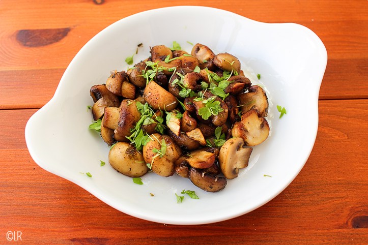 Schaaltje gebakken champignons met knoflook en peterselie. Schaaltje gebakken champignons met knoflook en peterselie.