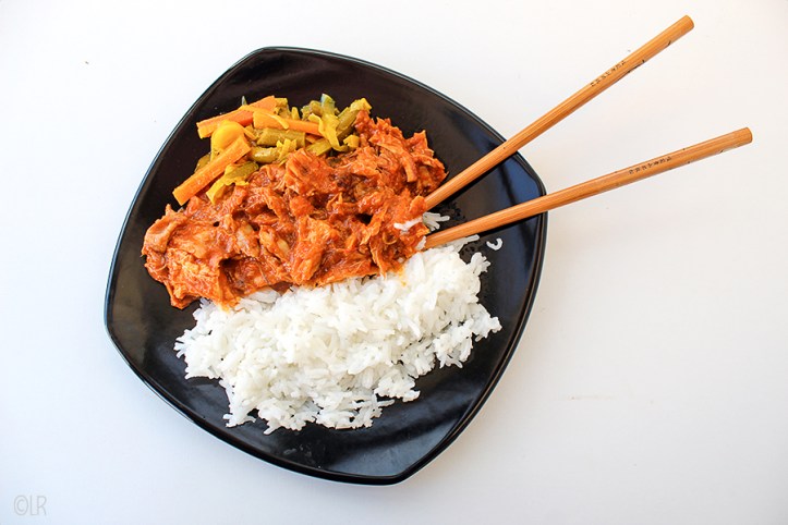 Kip in zoetzure gembersaus met witte rijst en atjar tjampoer.