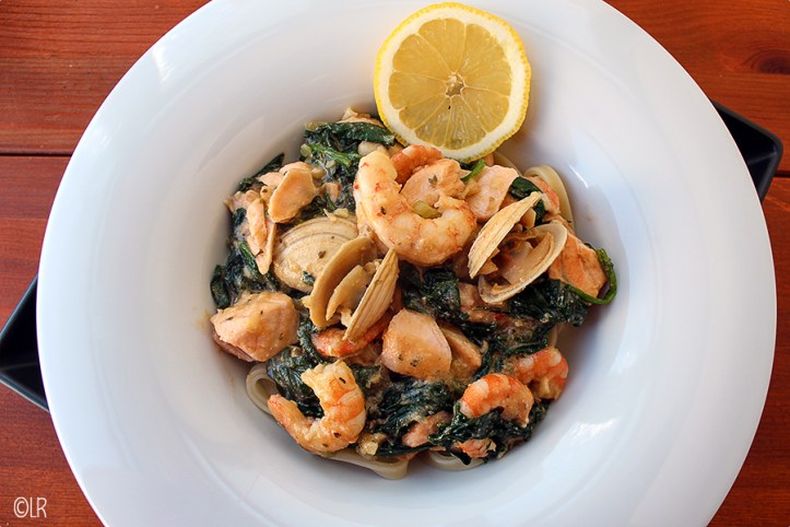 Verrukkelijke saus met gerookte zalm velouté, garnalen, schelpjes en spinazie op een bedje van lintspaghetti. Verrukkelijke saus met gerookte zalm velouté, garnalen, schelpjes en spinazie op een bedje van lintspaghetti.