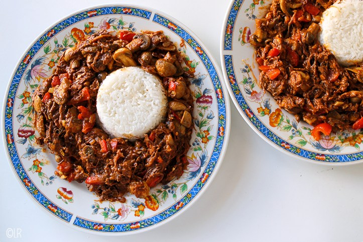 Heerlijk mals rundvlees in een schotel met champignons en paprika. Heerlijk mals rundvlees in een schotel met champignons en paprika.