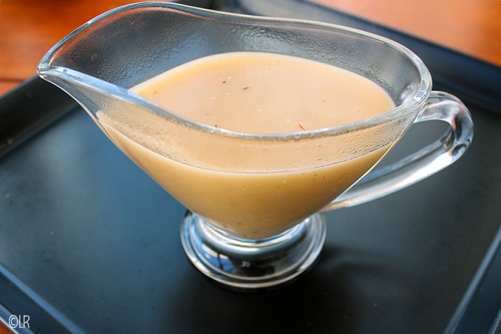 Schaaltje met de klassieke warme veloutésaus.